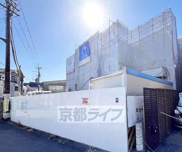 【京都市南区東九条北松ノ木町のマンションの建物外観】