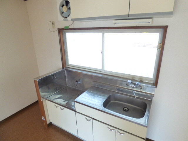 キッチン　窓の有る明るいキッチン・２口コンロ設置可