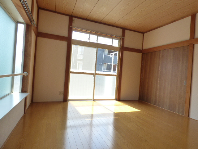 その他部屋・スペース　二面採光で明るい洋室