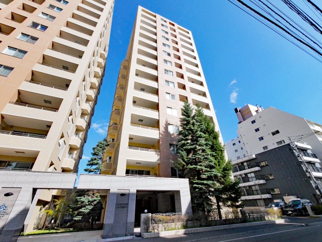 札幌市中央区南六条西のマンションの建物外観