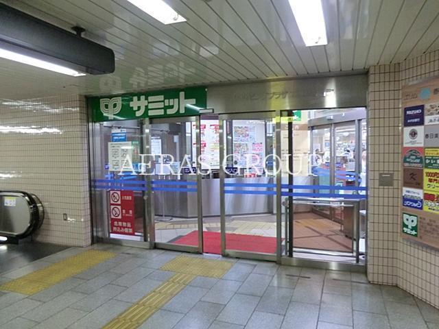 【West 練馬春日町のスーパー】