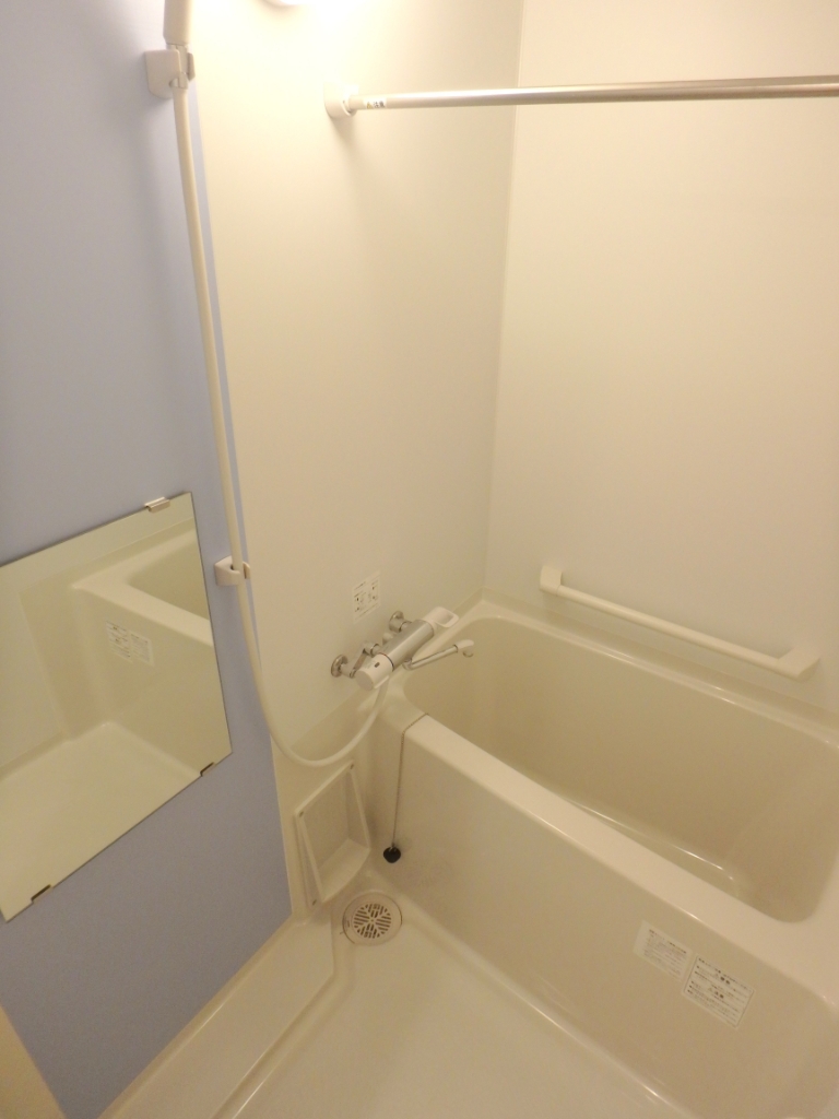 バス・シャワールーム　カラーパネルの明るいバスルーム