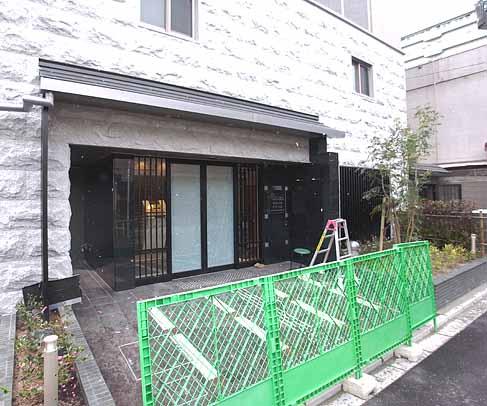 【京都市右京区西院三蔵町のマンションのエントランス】