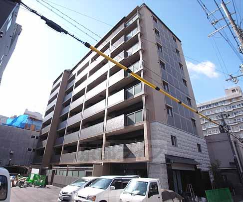 京都市右京区西院三蔵町のマンションの建物外観