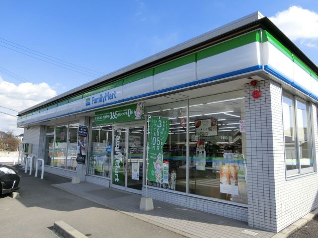 コンビニ　ファミリーマート前平店（コンビニ）まで1300m