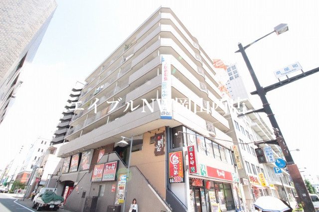 【岡山市北区中山下のマンションの建物外観】