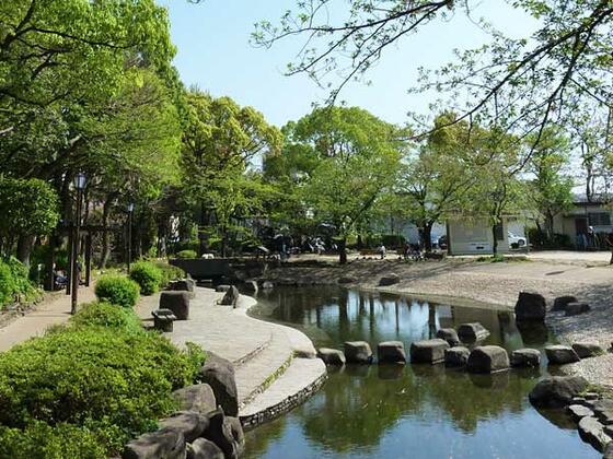 【江戸川区本一色のマンションの公園】