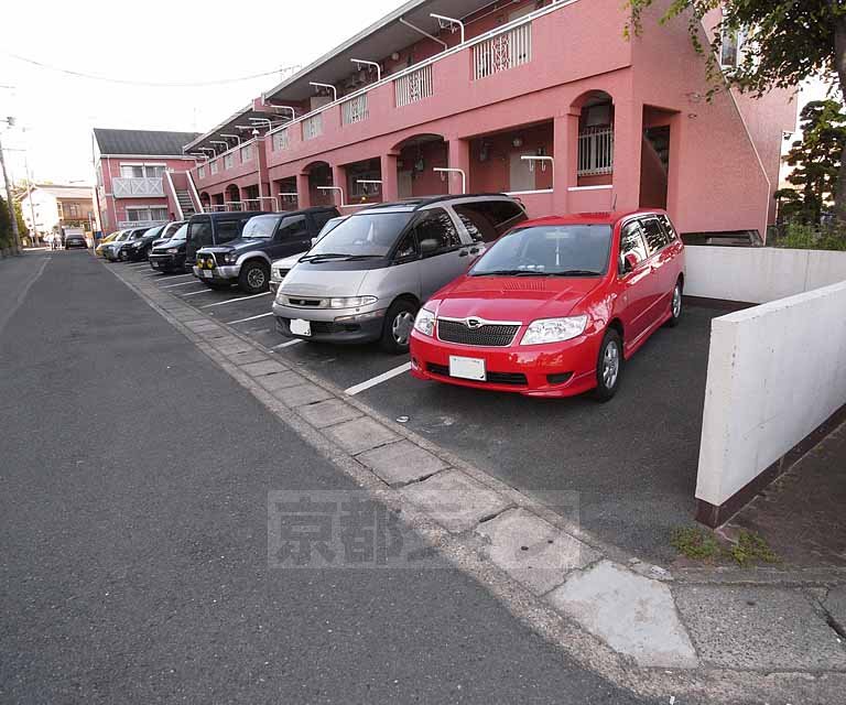 【京都市伏見区下鳥羽南円面田町のアパートの駐車場】