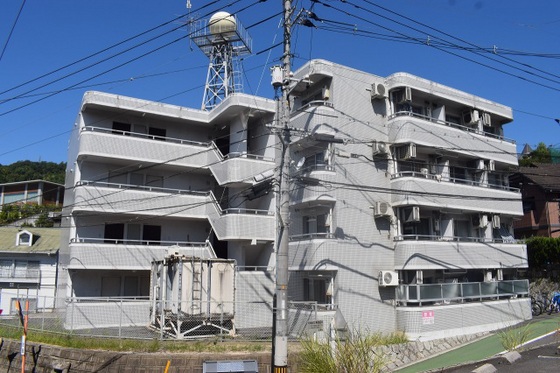 広島市西区高須のマンションの建物外観