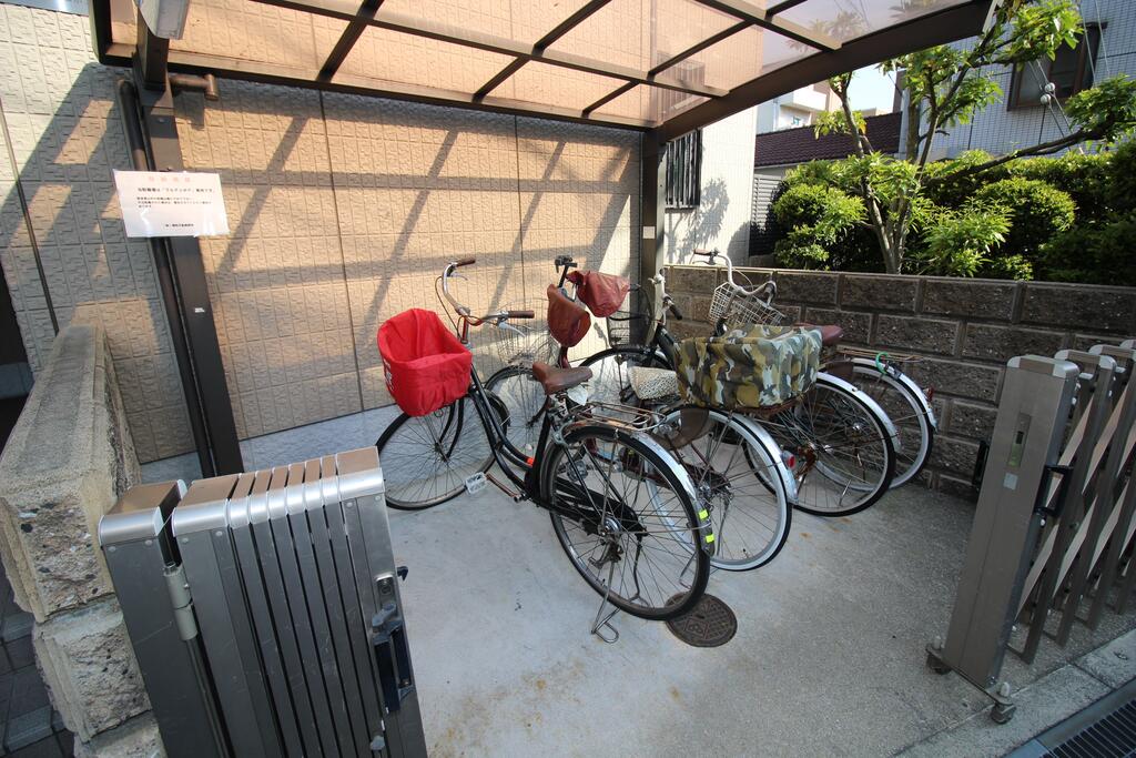 エントランス　エントランス横の駐輪場を撮影