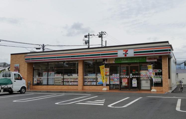 コンビニ　セブンイレブン（コンビニ）まで1074m