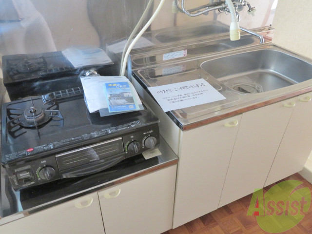 キッチン　ガスコンロが設置されているので、すぐ料理出来ますね。