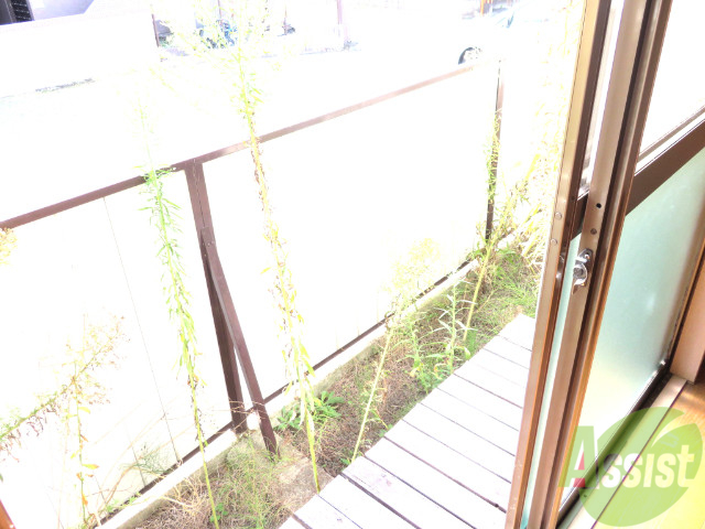 バルコニー　雰囲気の良いテラス。晴れた日は窓を開けたくなりそ