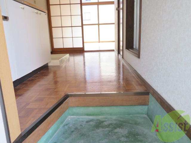 玄関　玄関から洋室の動線を撮影しました。イメージできるでしょうか。