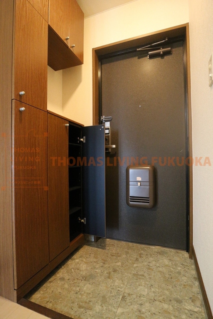 玄関　玄関の収納スペースも多くなっています。