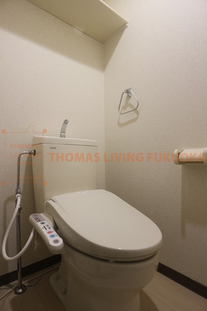 トイレ　温水洗浄便座です。