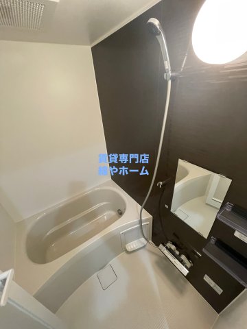 バス・シャワールーム　落ち着いた空間のお風呂です