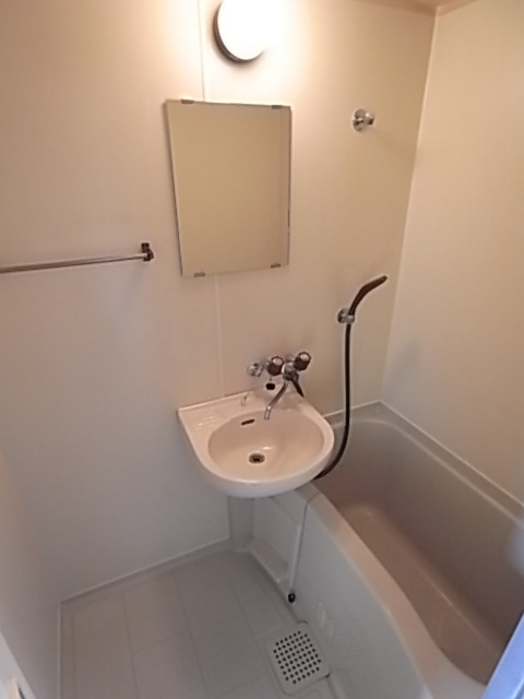 バス・シャワールーム　お風呂・トイレ別のセパレートはいいですね。