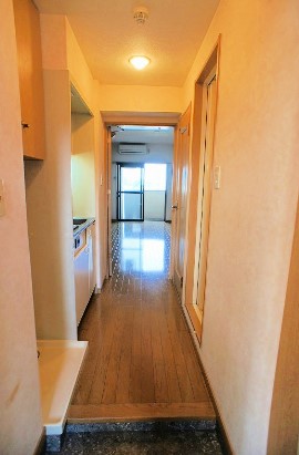 玄関　別部屋参考写真となります。