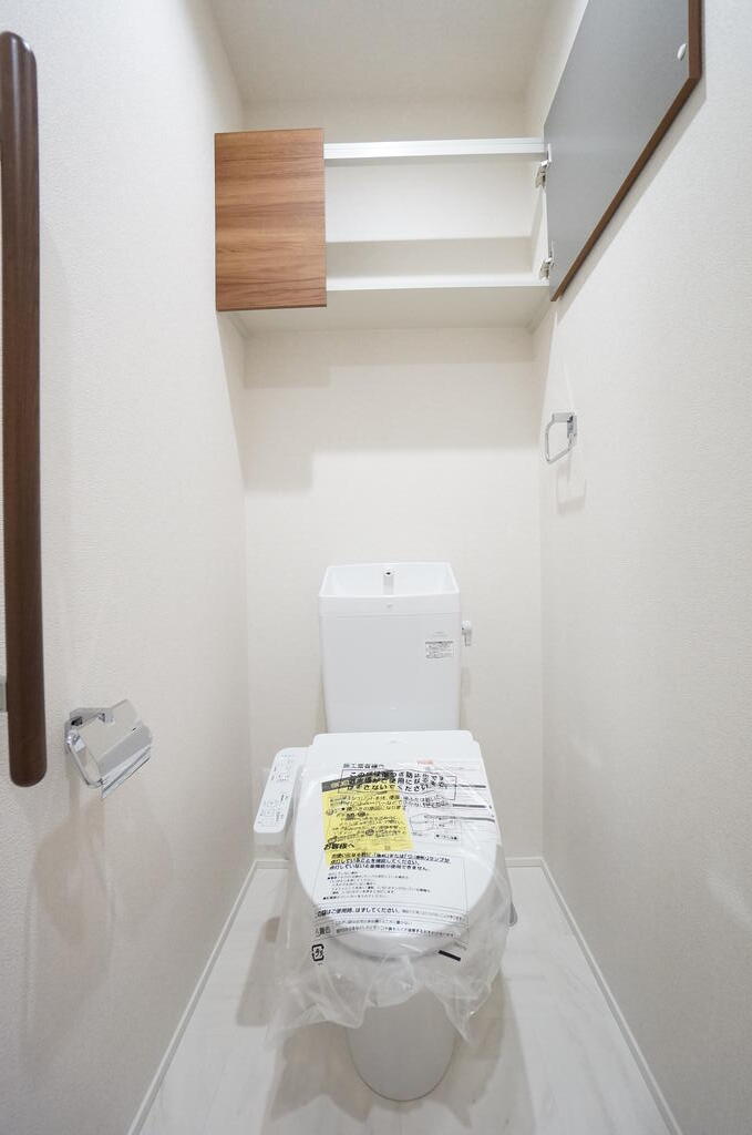 トイレ　温水洗浄暖房便座、物入付