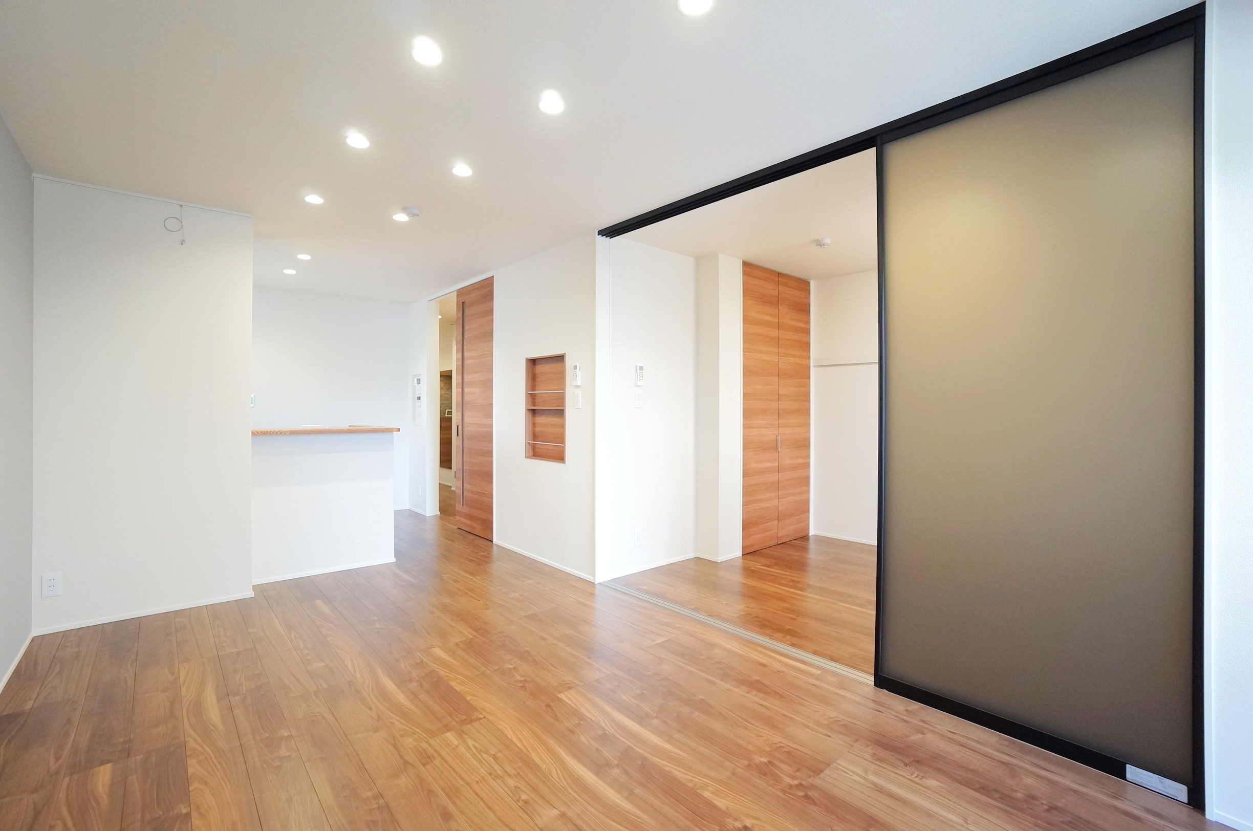 居室・リビング　リビング、フローリング、エアコンとLED照明付