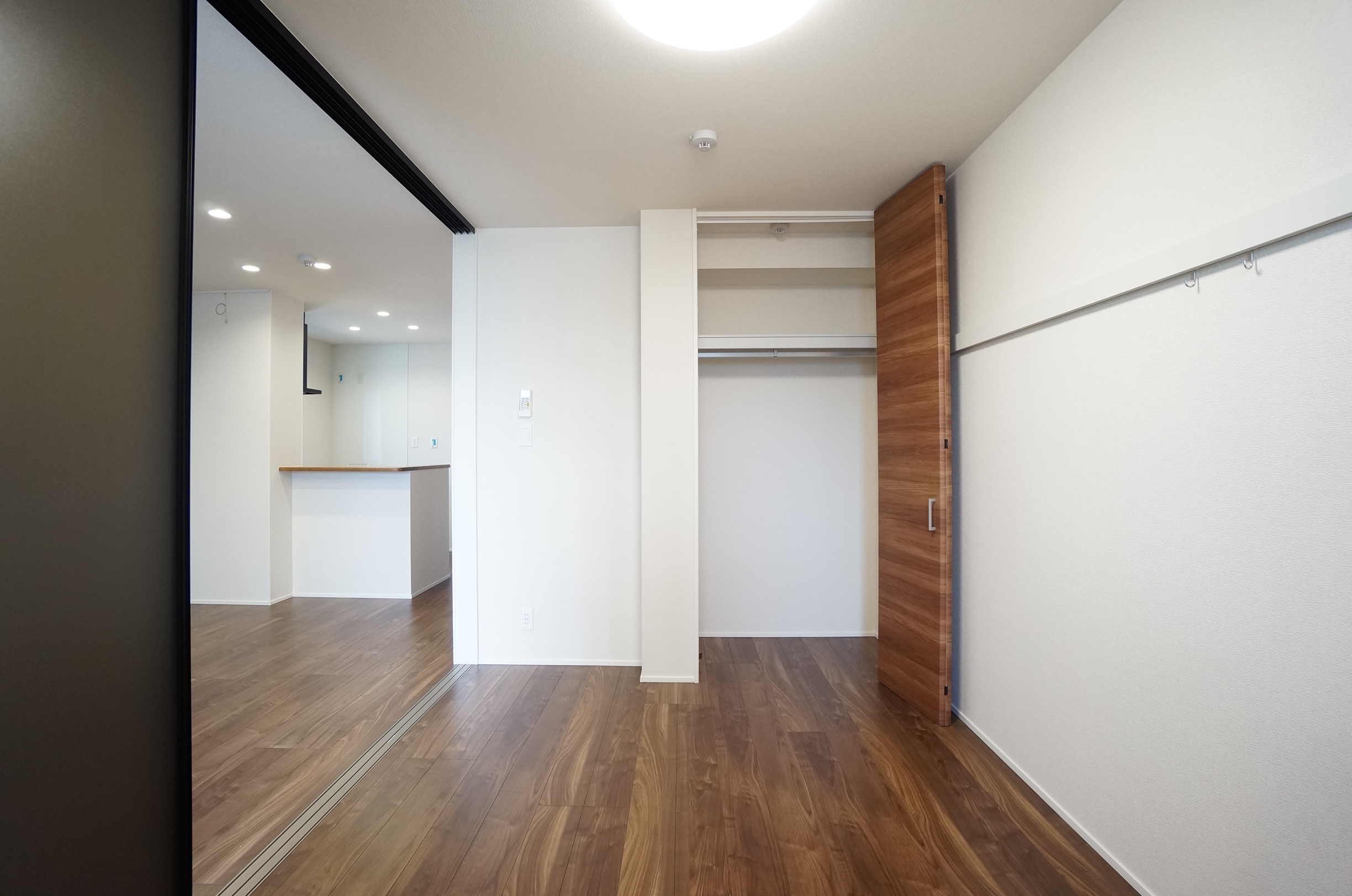 収納　リビング脇の居室クロゼット収納