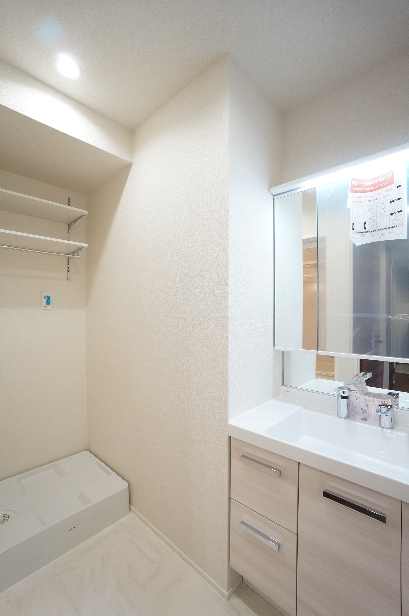 洗面設備　シャワー付洗面台、洗濯機置場、可動棚