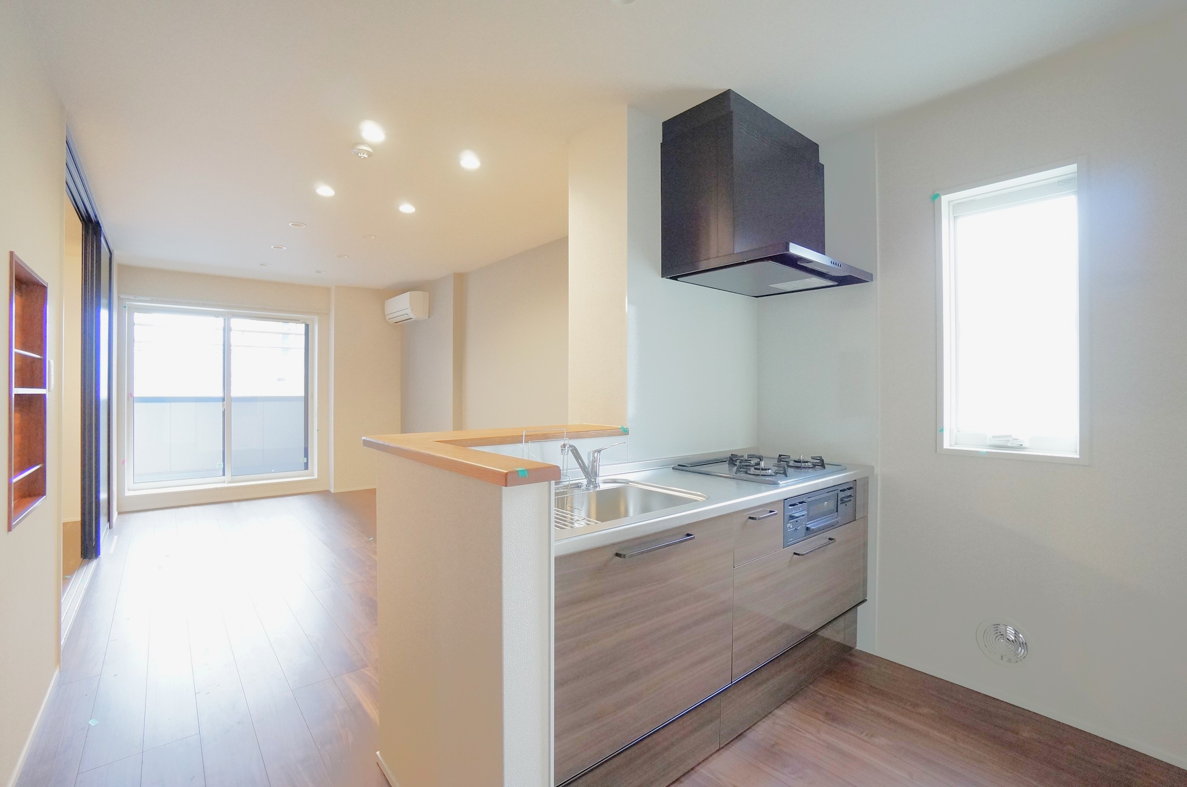 キッチン　3口のガスコンロ付対面式キッチン、フローリング、ＬＥＤ照明付