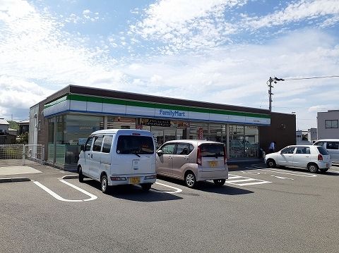 コンビニ　ファミリーマートさん（コンビニ）まで450m