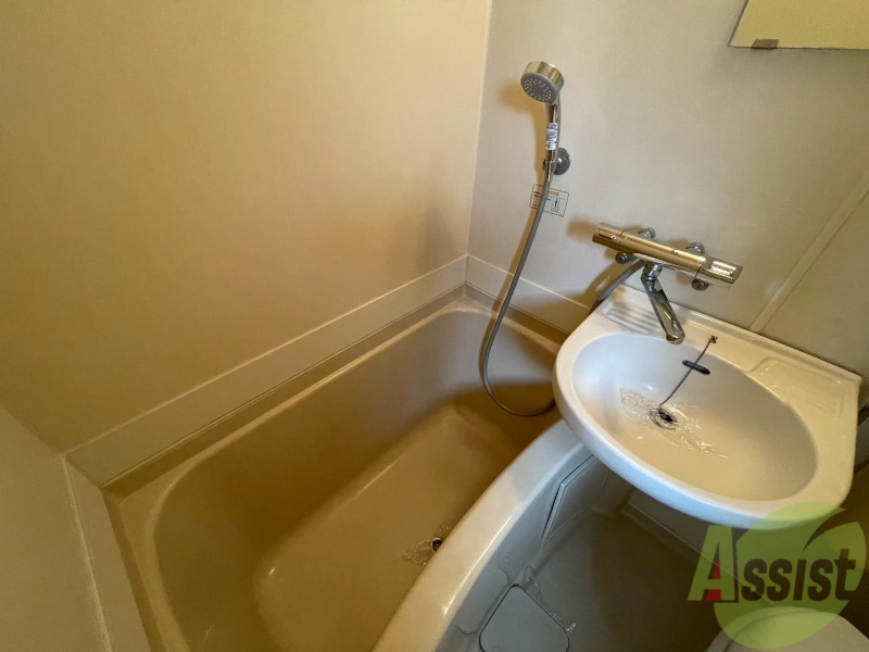 バス・シャワールーム　浴槽はこちらです。シャワーヘッドもしっかりしてますね。