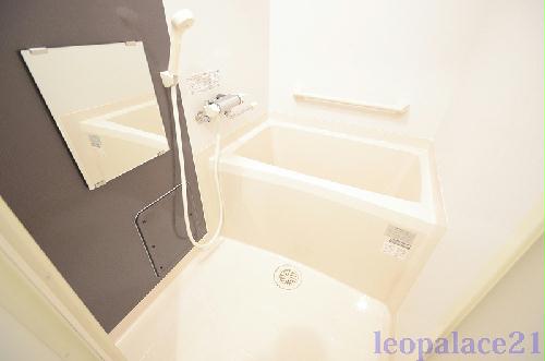 バス・シャワールーム　風呂、トイレ別々です