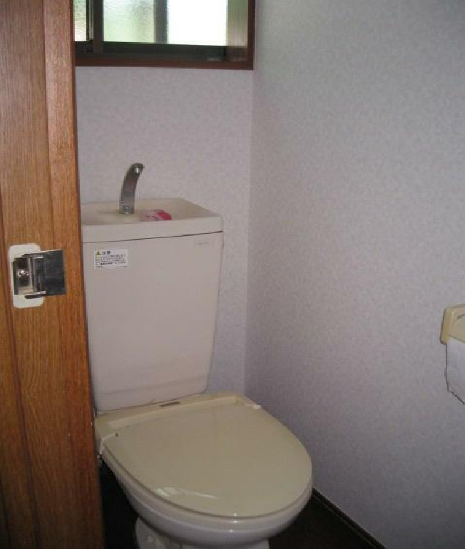 トイレ　落ち着いた色調のトイレです