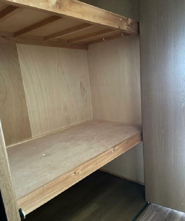 収納　階段上に大きなスペースがあり、収納には困りません