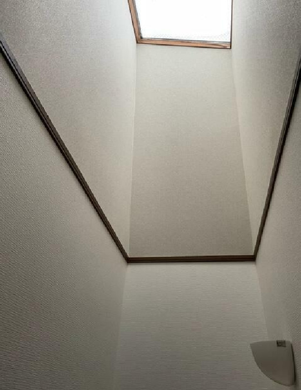 その他部屋・スペース　階段上に天窓があり明るいです