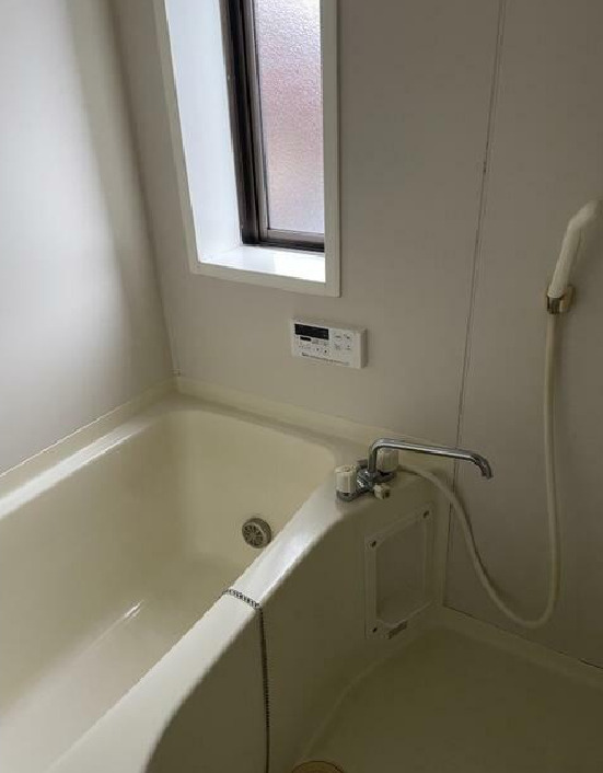 バス・シャワールーム　明るく落ち着いた空間のお風呂です