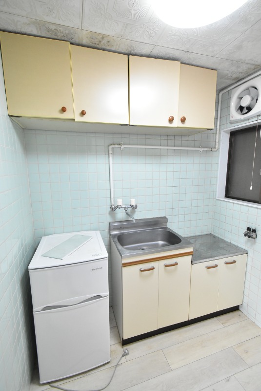 キッチン　※照明、冷蔵庫はサービス品となります。