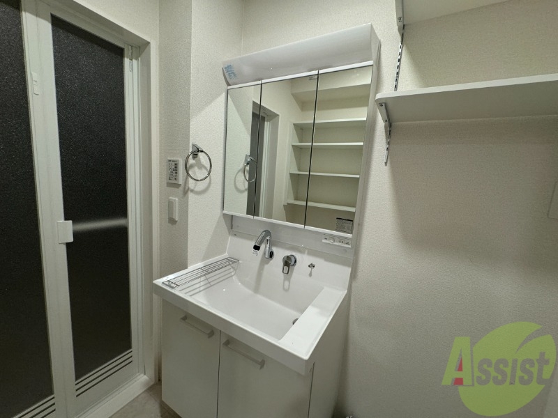 洗面設備　洗面所は独立しており、シャワー付きです。