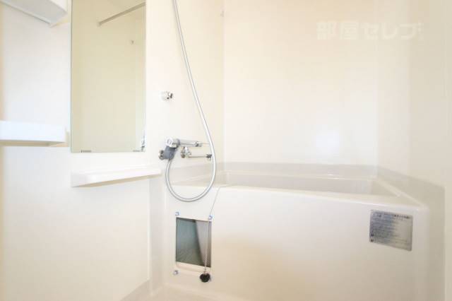 バス・シャワールーム　お風呂はシンプルかつ綺麗です