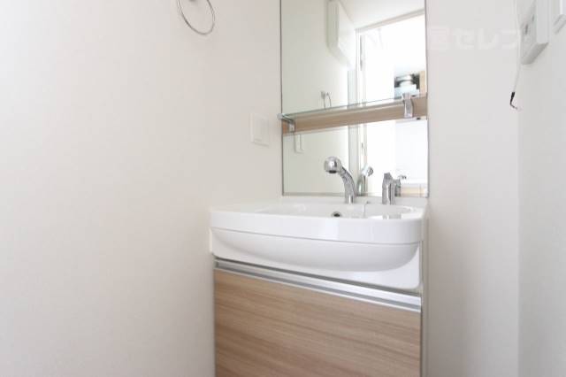 洗面設備　忙しい朝に便利なシャンプードレッサーつきです