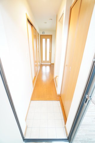 玄関　※同物件・反転タイプの写真です。