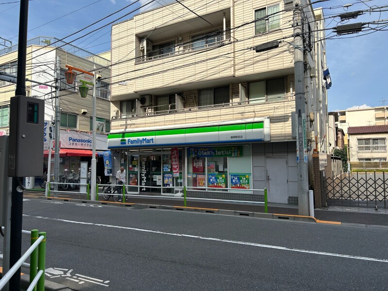 コンビニ　ファミリーマート蓮根駅前店（コンビニ）まで355m