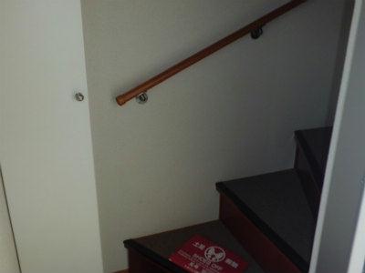 玄関　階段は室内にあります。左はシューズボックス。