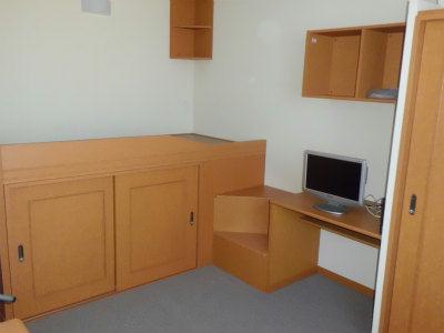 居室・リビング　ライトカラーの建具が印象的です。