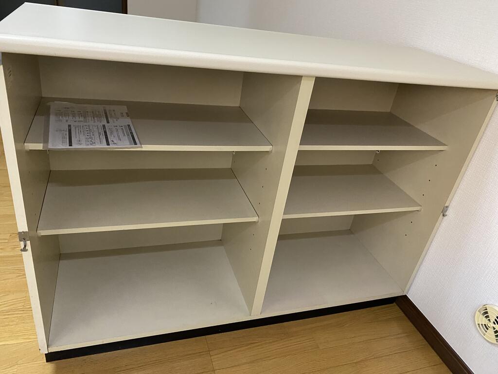 収納　カウンター下には棚状の収納でコンパクト