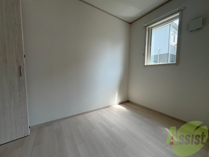 その他部屋・スペース　寝室には窓があるので、朝の目覚めが良さそうです。