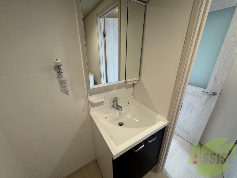 洗面設備　洗面台はこちら、広々して使いやすそうですね。