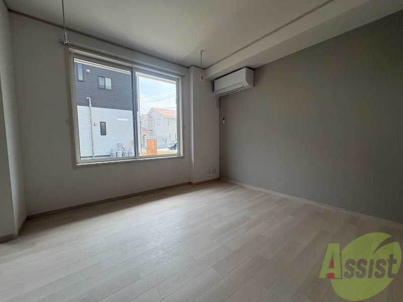 居室・リビング　南向きの大きめの窓から日差しがたっぷり入る明るいお部屋です。