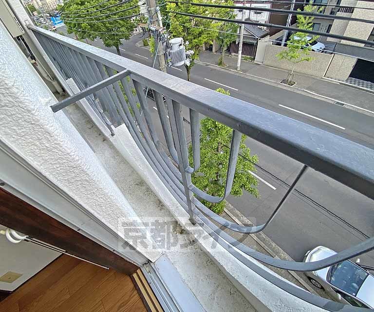 バルコニー　掃き出し窓の転落防止柵です。