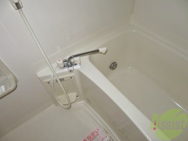 バス・シャワールーム　バスルームは狭すぎず、シャワーも浴びやすそうです。