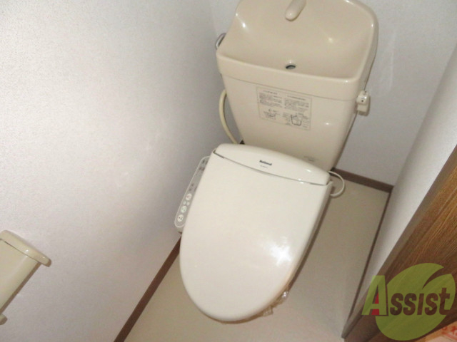 トイレ　ウォシュレット機能がついたトイレです。安心して使用できますね